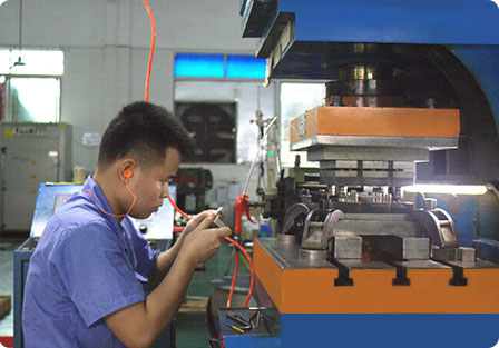 生產(chǎn)人員使用治具自檢